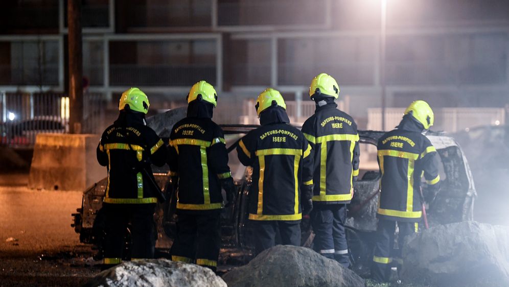 Vatrogasci izvlače ljude iz auta (Foto: JEAN-PIERRE CLATOT / AFP)