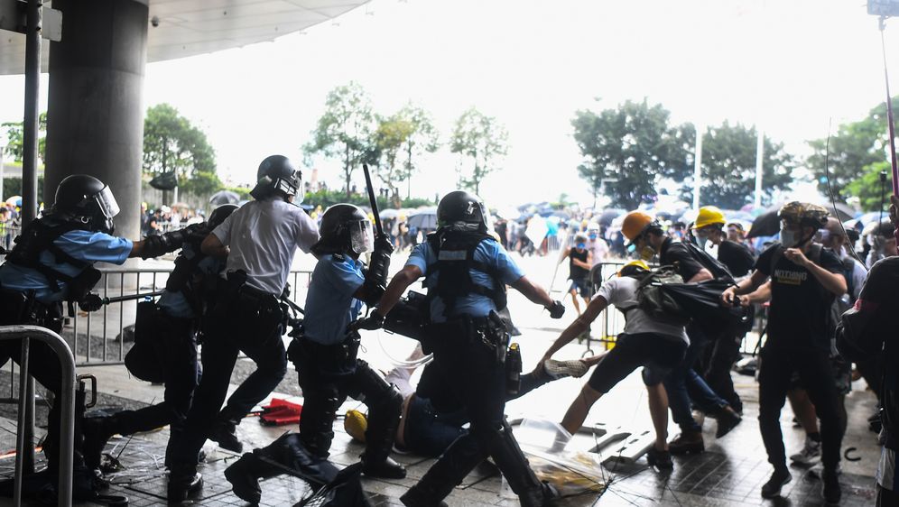 Policija bacila suzavac na prosvjednike u Hong Kongu (Foto: AFP) - 3