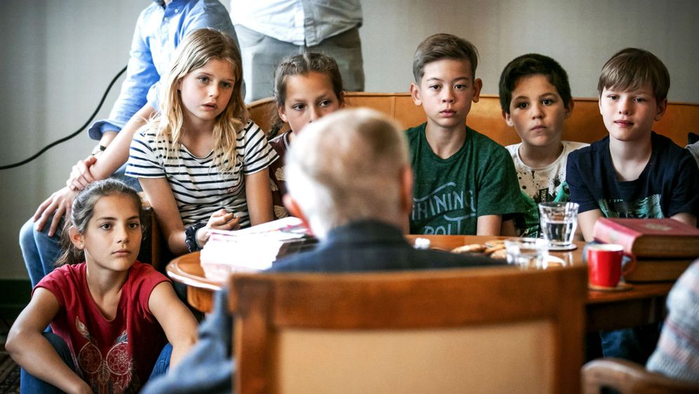 Prijatelji Anne Frank razgovarali su s djecom koja su se okupila u njezinu nekadašnjem domu