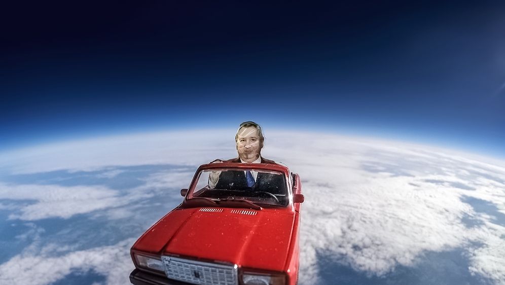 Ruski crveni automobil u svemiru