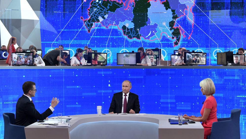 Putinova \'\'Direktna linija\'\' (Foto: AFP) - 4