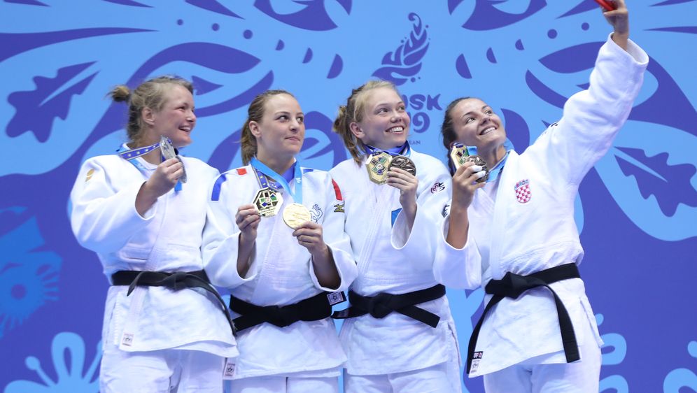 Barbara Matić na postolju s medaljom radi selfie (Foto: judo savez)