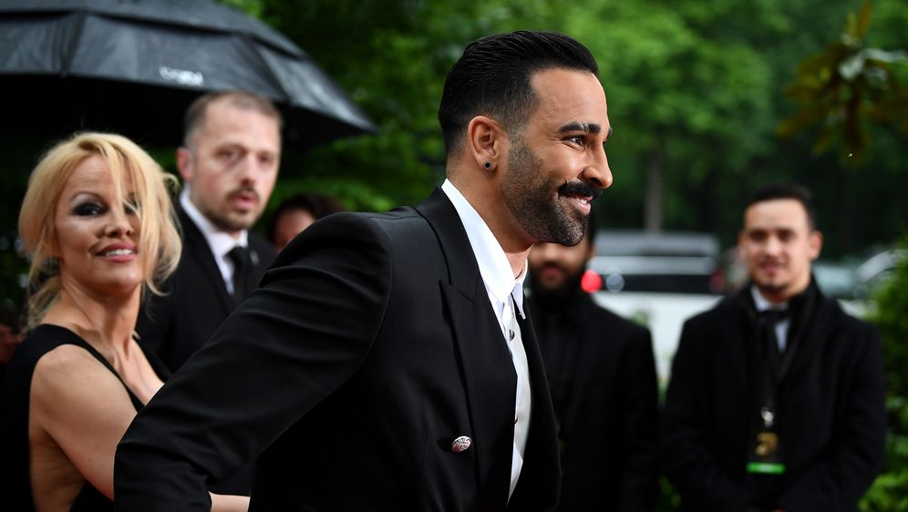 Pamela Anderson i Adil Rami (Foto: AFP)