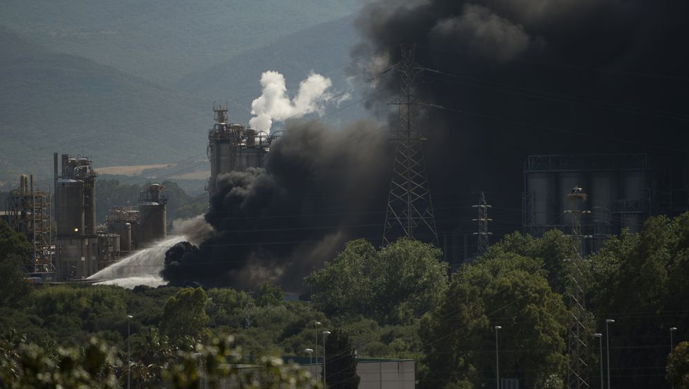 Zapalile se opasne kemikalije u španjolskoj petrokemiji (Foto: AFP)