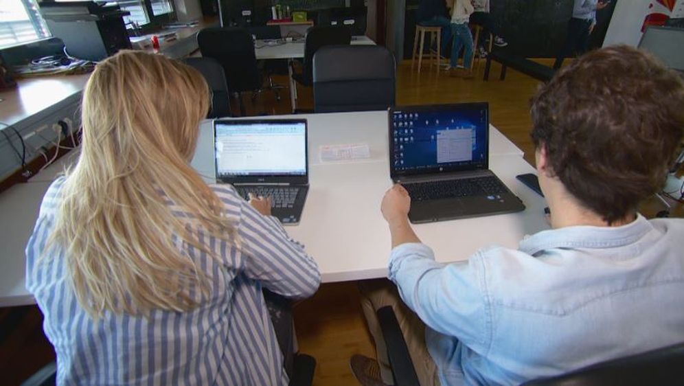 Mladi ljudi na internetu, ilustracija