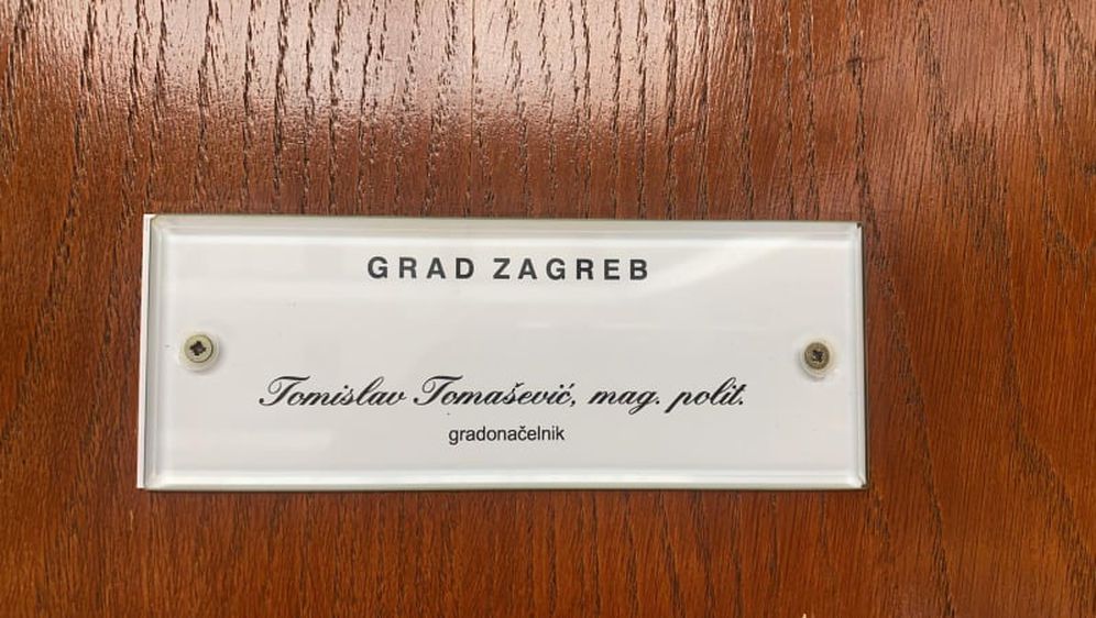 Potpis Tomislava Tomaševića u uredu gradonačelnika