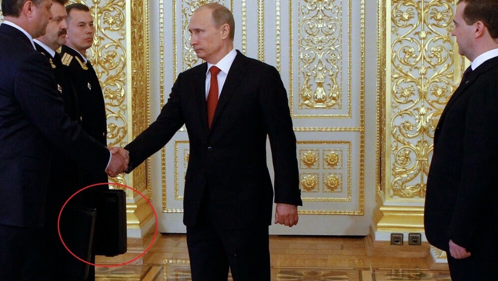 Vladimir Putin i Dmitrij Medvedev na primopredaji nuklearne aktovke3