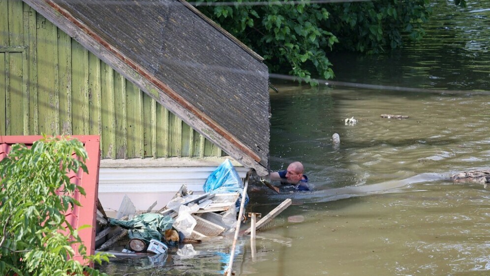 Muškarac u vodi nakon što je rijeka poplavila Herson zbog uništenja brane Kahovka
