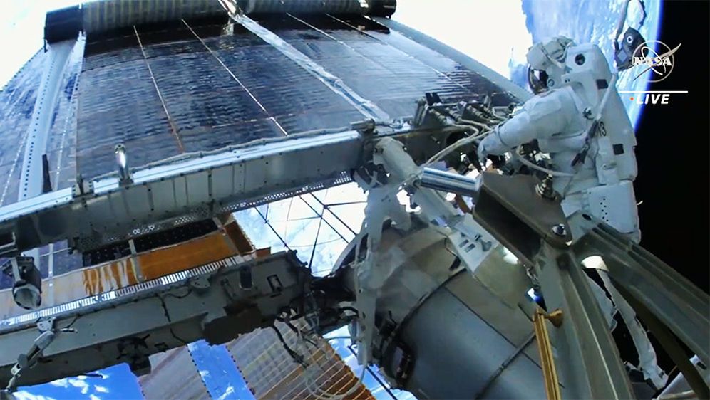 Astronauti postaavljaju solarni panel na ISS