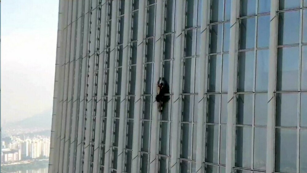 Muškarac koji se penje po Lotte World Toweru