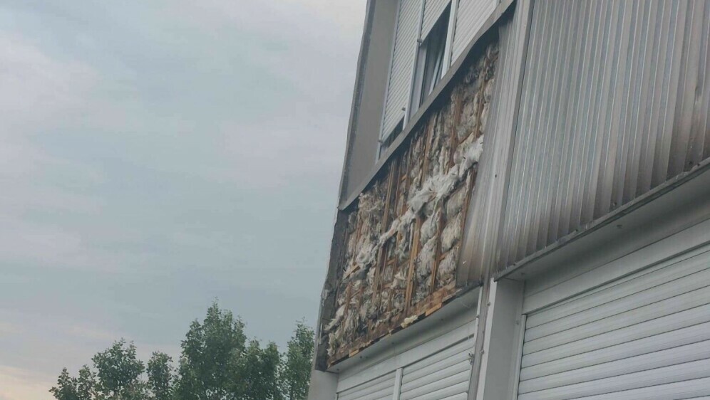 Odvojio se lim sa zgrade na Srednjacima - 4