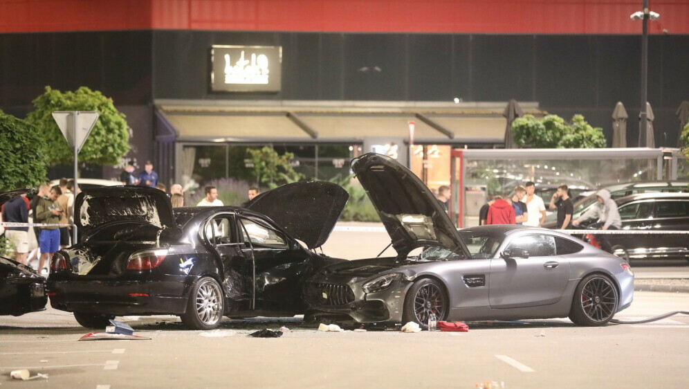 Vozač Mercedesa divljao po parkiralištu i zabio se u skupinu ljudi - 22