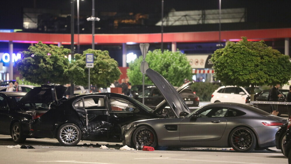 Vozač Mercedesa divljao po parkiralištu i zabio se u skupinu ljudi - 29
