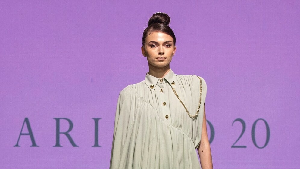 Haljina je pokazana na modnoj reviji povodom 20-e godišnjice rada brenda Arileo