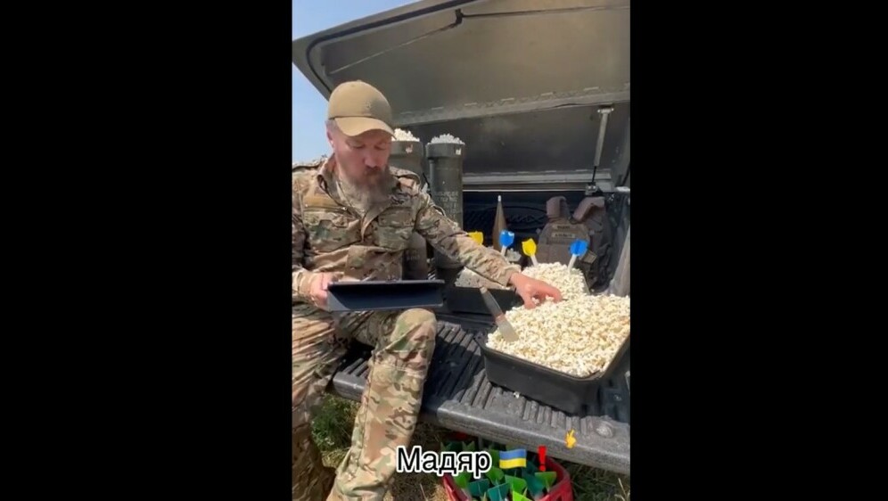 Ukrajinski vojnik prati vijesti iz Rusije