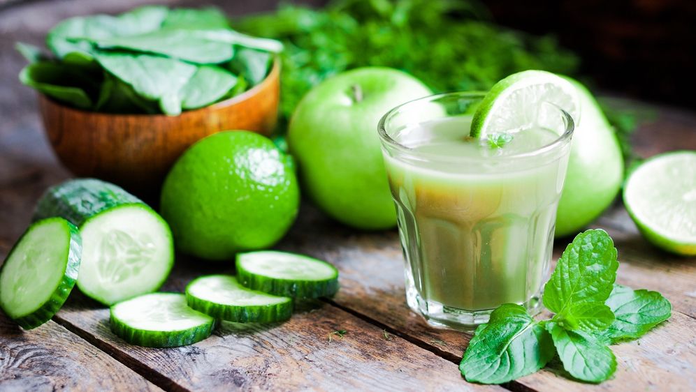 Ilustracija zelenog smoothieja s krastavcem i jabukom