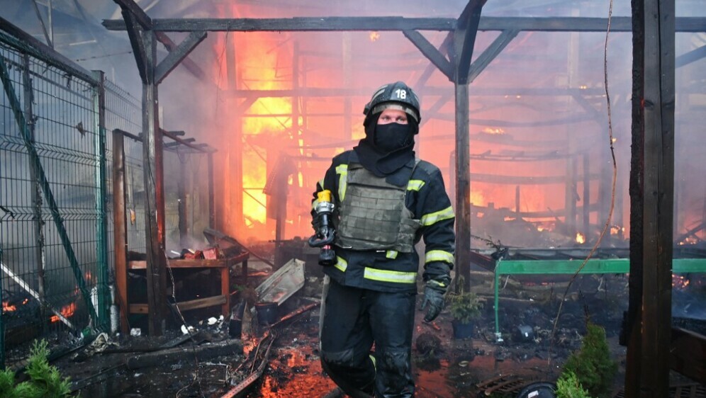 Ukrajnski vatrogasac na požarištu, ilustracija