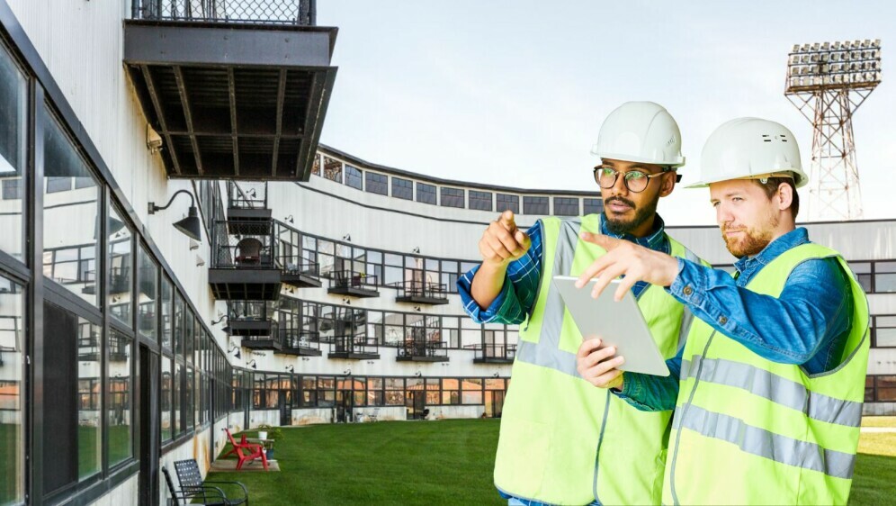 Stanovi u kompleksu Stadium Lofts i građevinski radnici