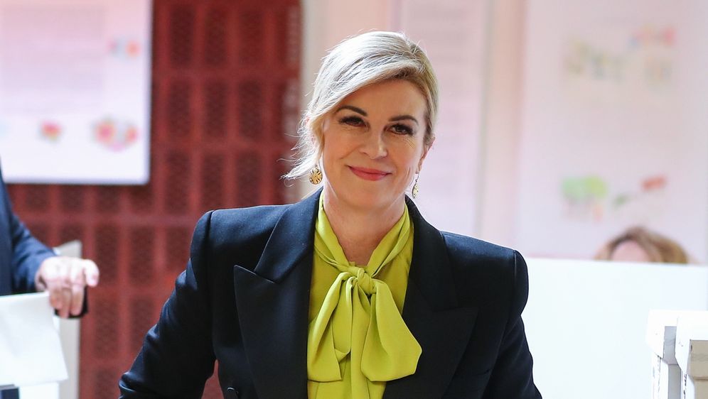 Kolinda Gravar Kitarović u odijelu i tenisicama