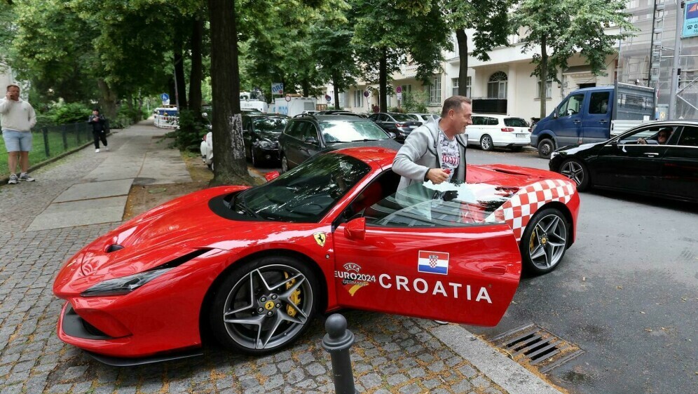 Ukrašeni Ferrari s hrvatskim kockicama - 9