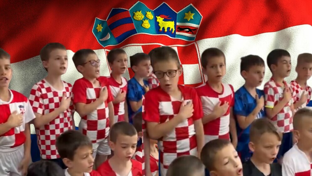Djeca u školi pjevaju hrvatsku himnu