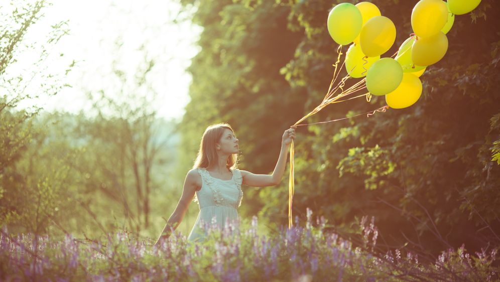 Žena sa žutim balonima