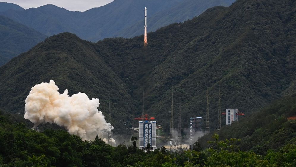 Lansiranje rakete koja nosi satelit