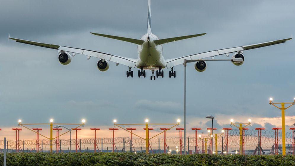 Putnički avion slijeće na pistu