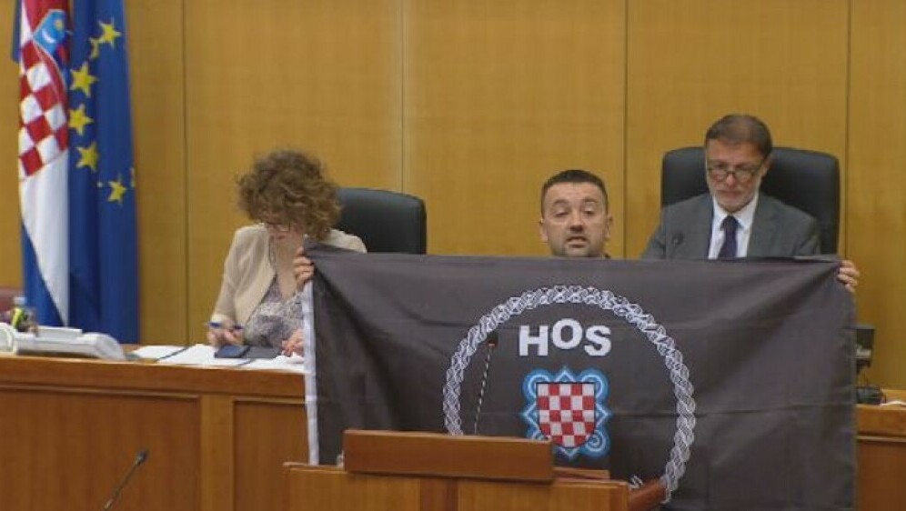 Marijan Pavliček razvio zastavu HOS-a u Saboru