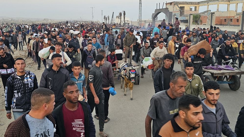 Palestinci u bijegu nakon pucnjave kod mjesta gdje se dijeli humanitarna pomoć - 2