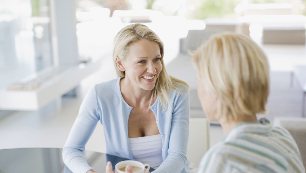 Dvije žene piju kavu, ilustracija