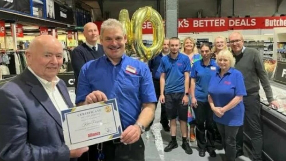 Zaposlenik supermarketa Kevin Parsons na proslavi 40 godina radnog staža