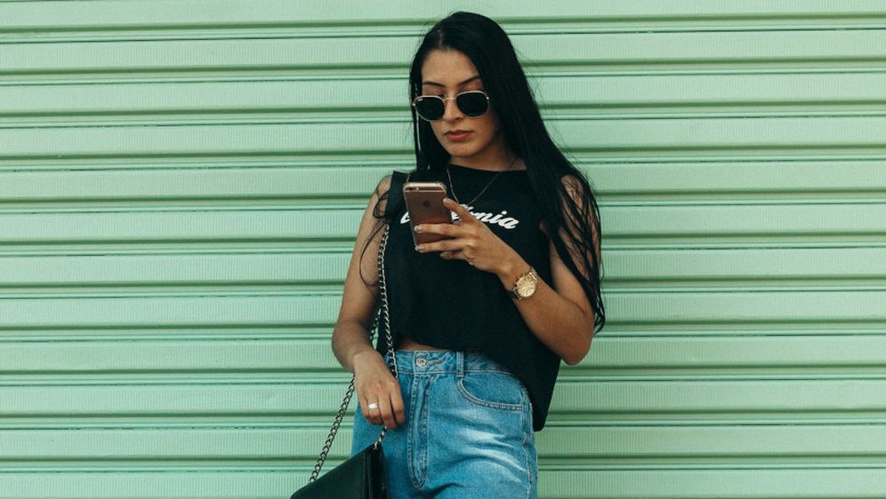 Djevojka gleda u mobitel