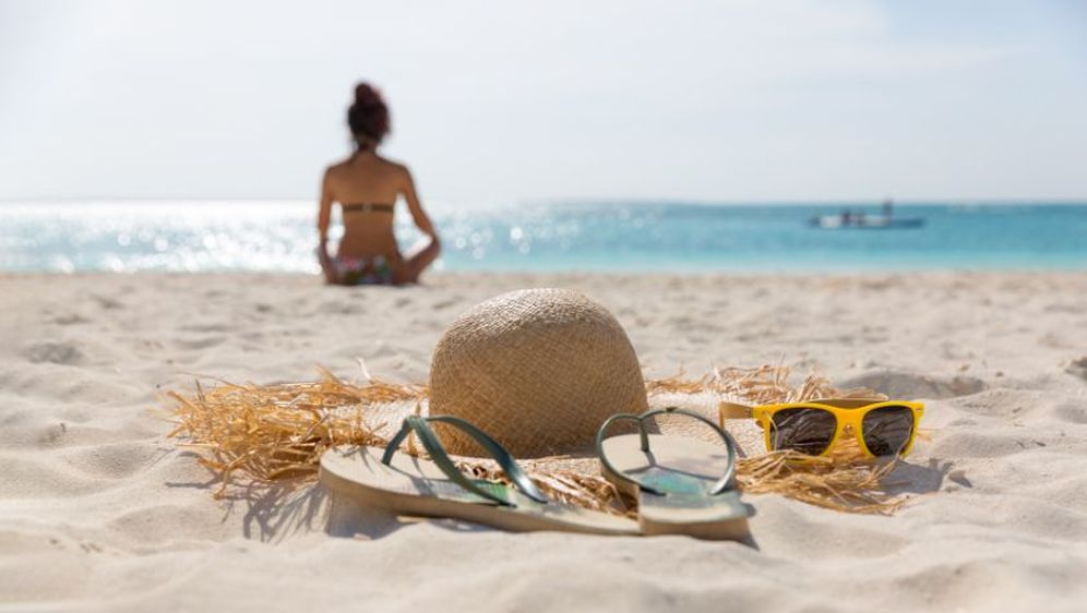 Djevojka na plaži i njezine stvari