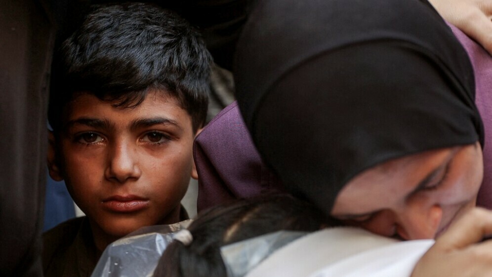 Žena oplakuje žrtvu izraelskog bombardiranja