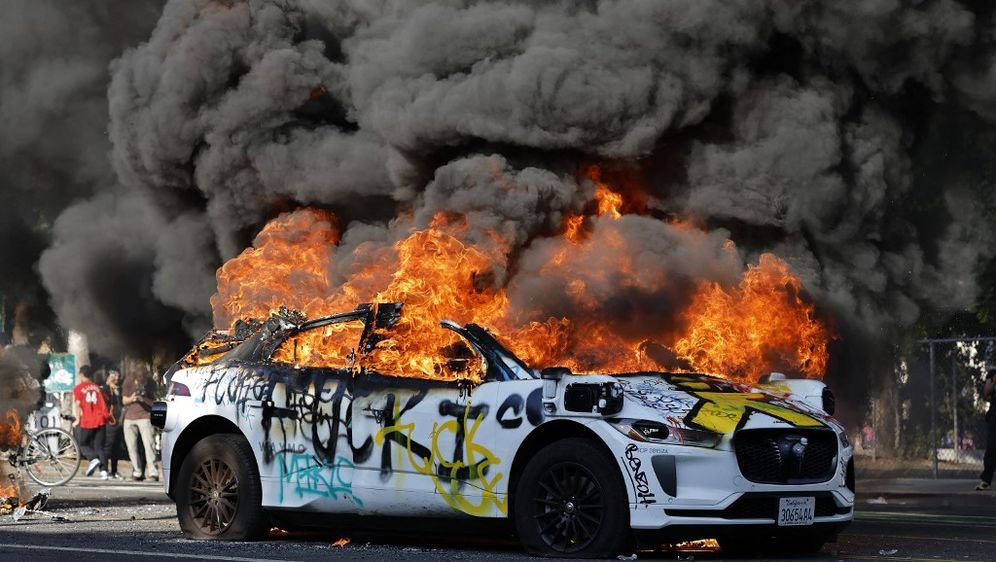 Zapaljeno Waymovo vozilo