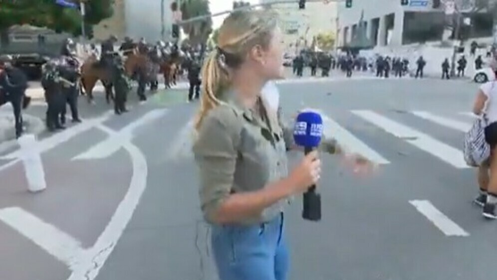 Reporterka 9newsa Lauren Tomasi na prosvjedima u Los Anglesu