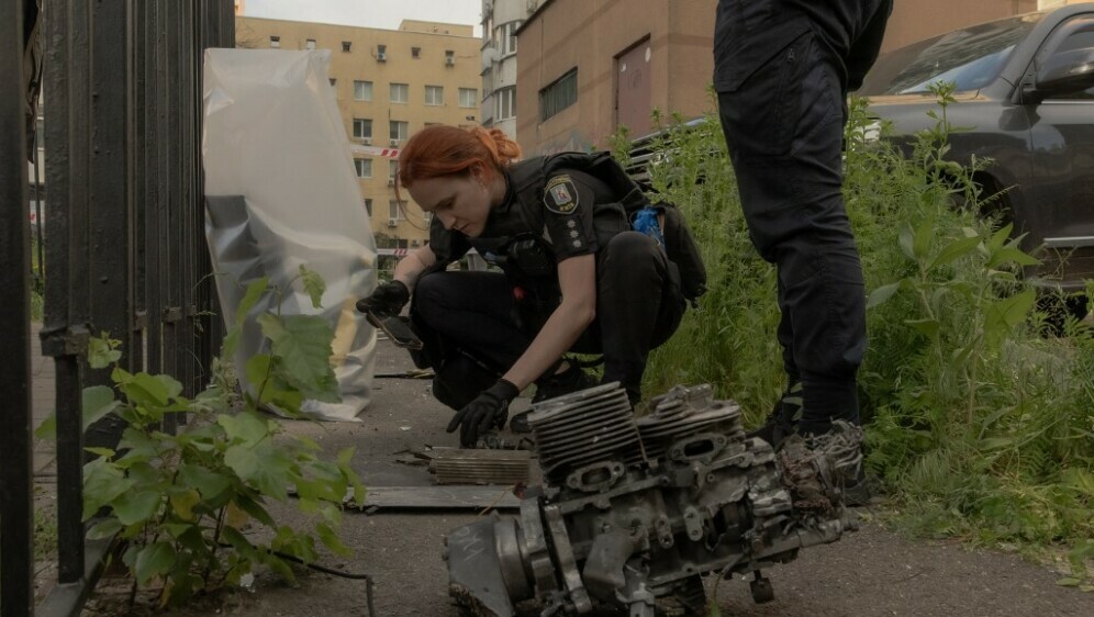 Ukrajinska policija prikuplja ostatke dronova nakon ruskog napada