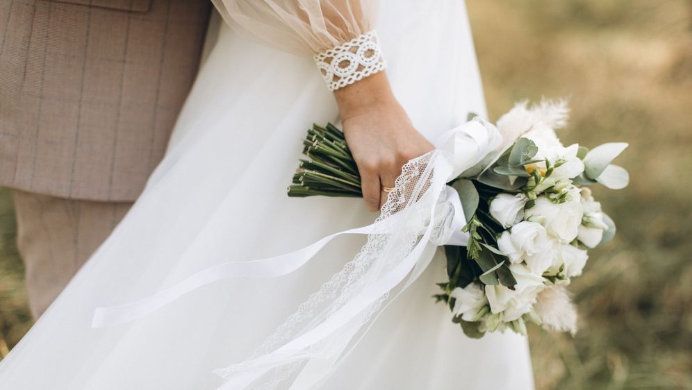 Mladenke pažljivo biraju cvijeće za svoj buket