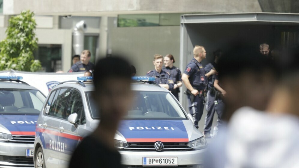 Austrijska policija ispred škole u kojoj se u Grazu dogodila pucnjava