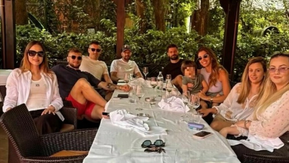 Bruno Petković s bivšim suigračima i njihovim partnericama