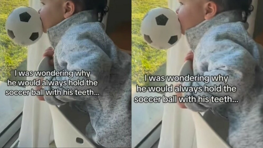 Dječak koji se igra loptom i drži ju u ustima