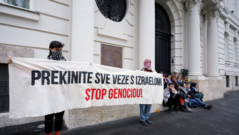Mirni prosvjed ispred zgrade MVEP-a