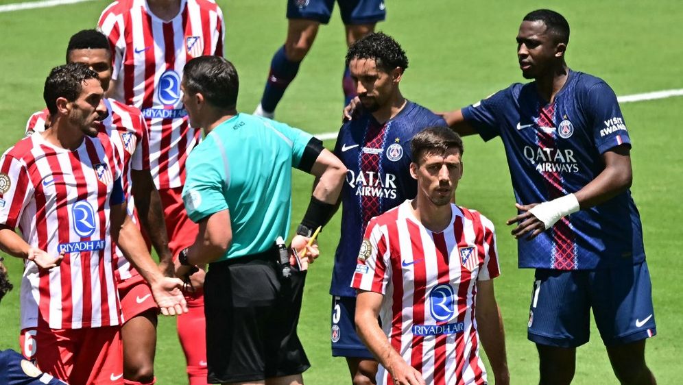 Sudac Istvan Kovacs okružen igraćima Atletica