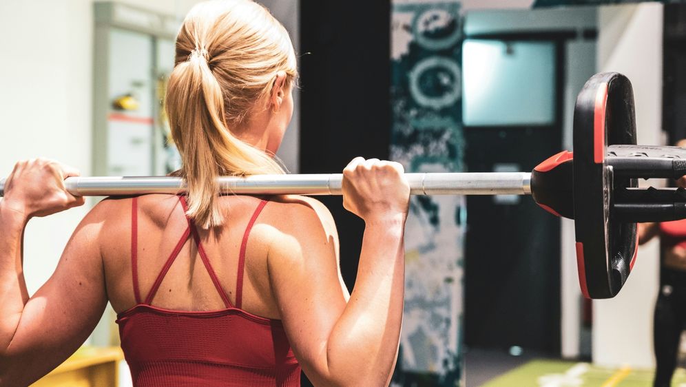 Sportski grudnjak u teretani