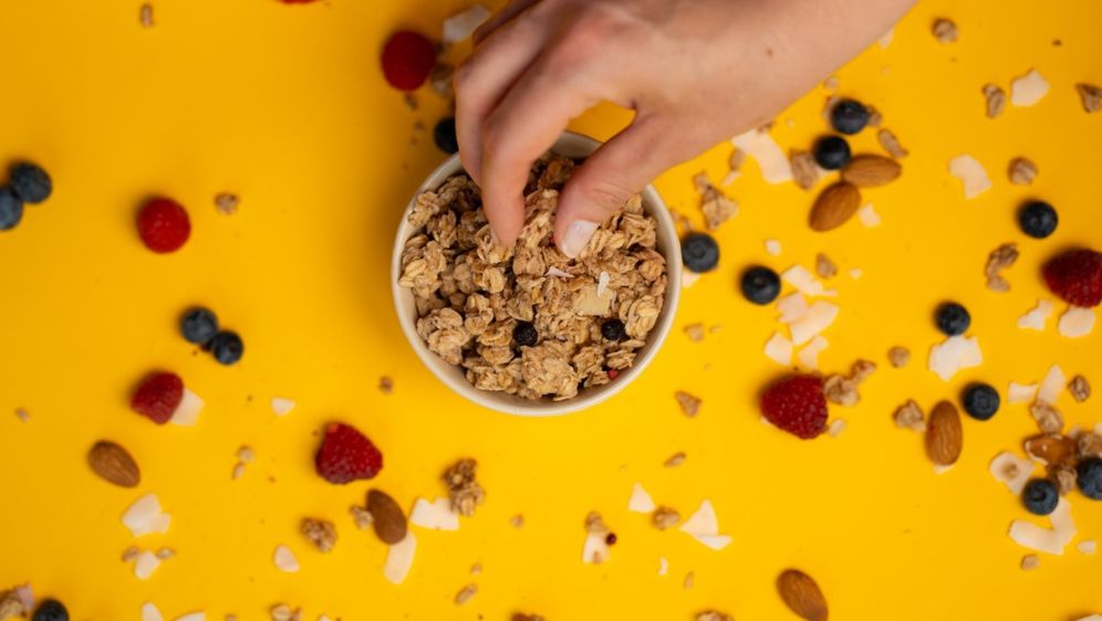 Savršen zalogaj za brzi životni ritam: Pet razloga zbog kojih je granola više od doručka