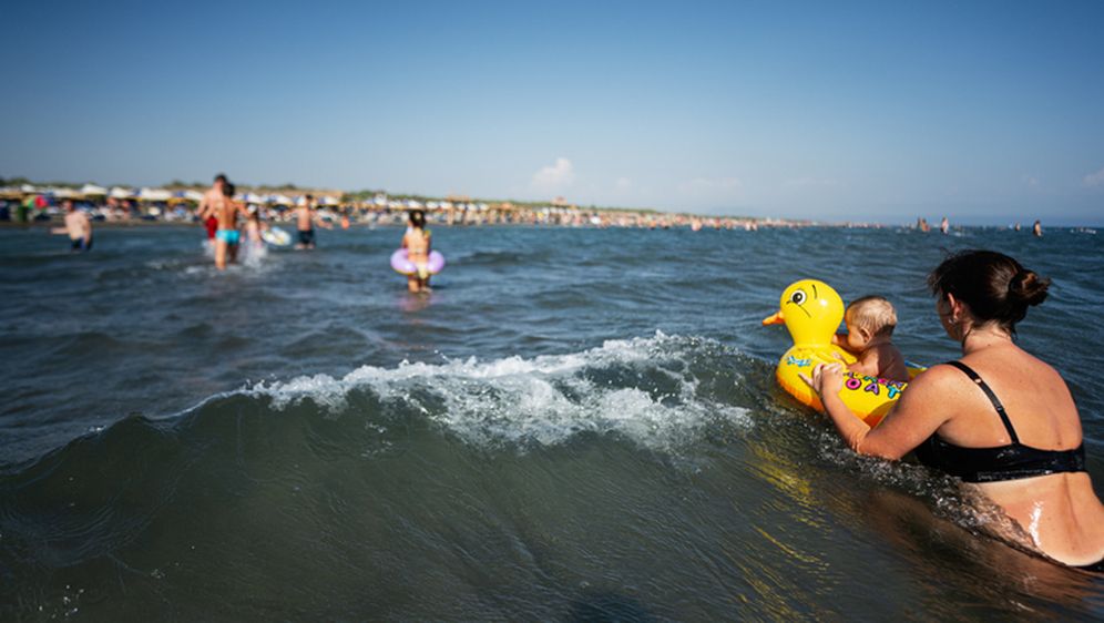 Žena s djetetom u moru, ilustracija