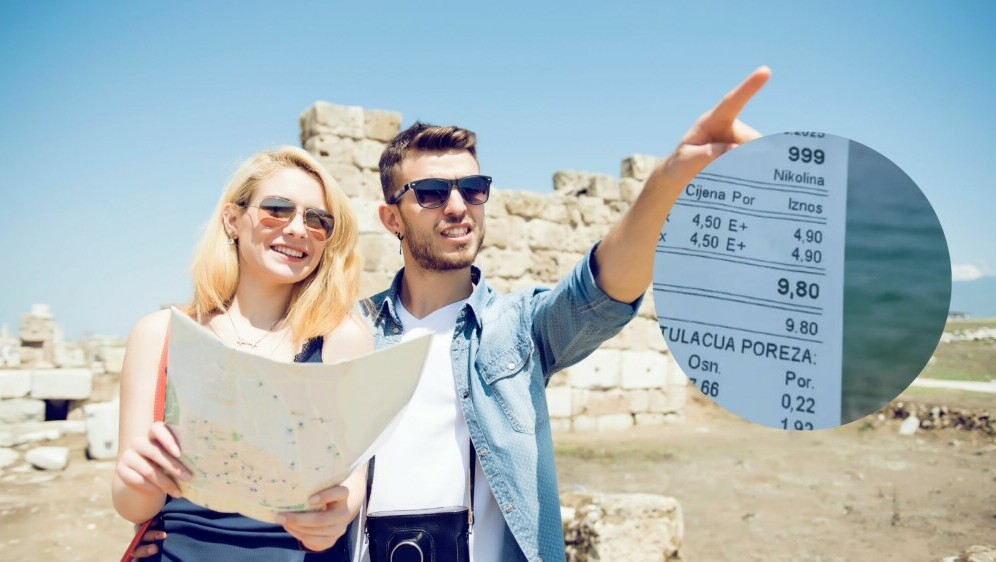 Turisti na moru i račun iz kafića u Vodicama