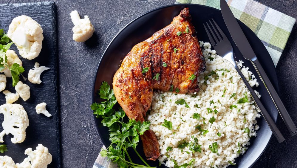 Rižu od cvjetače poslužite uz pečenu piletinu