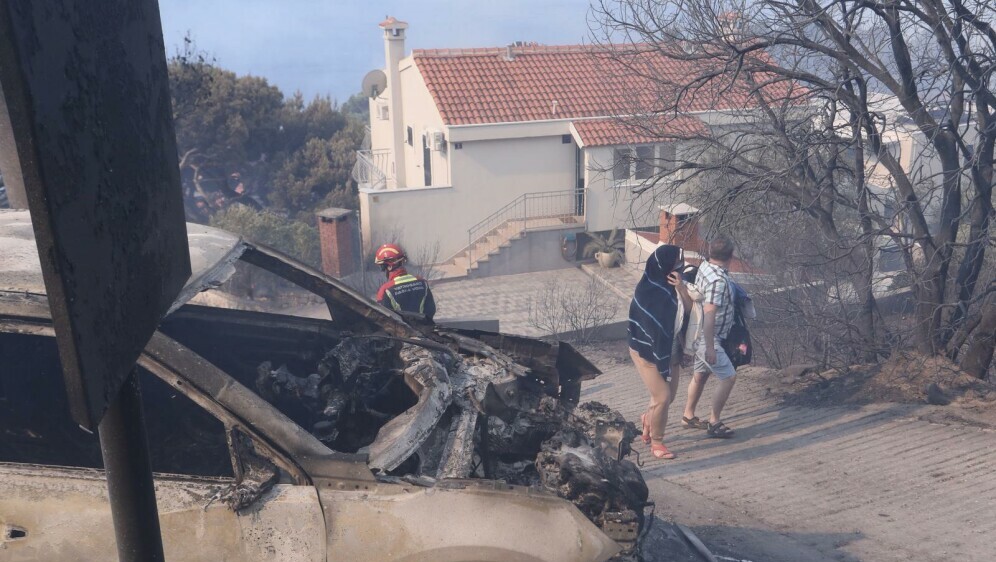 Turisti bježe zbog požara u Pisku - 2